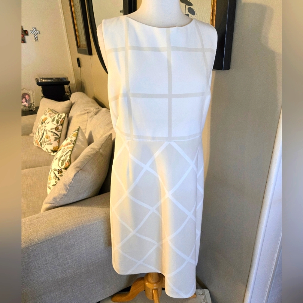 Ellie Tahaie:Elegant White Sleeveless Dress